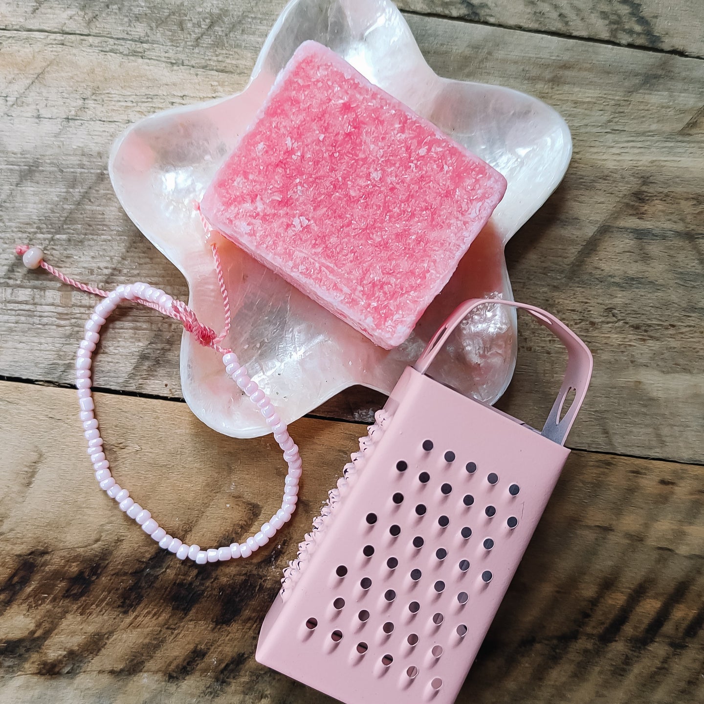 Amberblokje Sweet pink met schaaltje en rasp